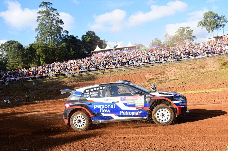 Migue Zaldívar, de 26 años, navegado por Diego Cagnotti, en el Škoda Fabia RS Rally2, hacía su paso de esta manera en la superespecial diurna de hoy, ante la atenta mirada de miles de aficionados.