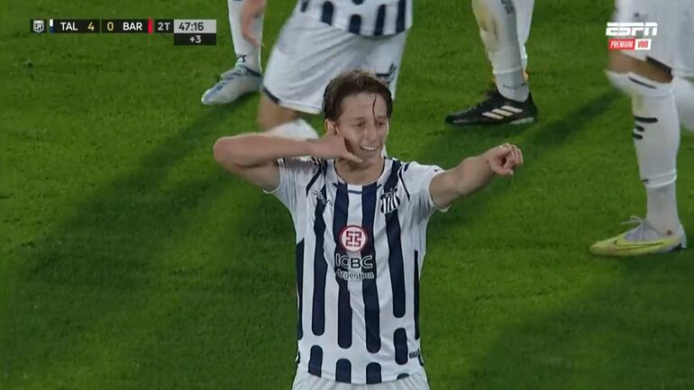 El paraguayo Matías Galarza, futbolista de Talleres de Córdoba, festeja un gol en el partido contra Barracas Central por la sexta fecha de la Copa de la Liga de Argentina.