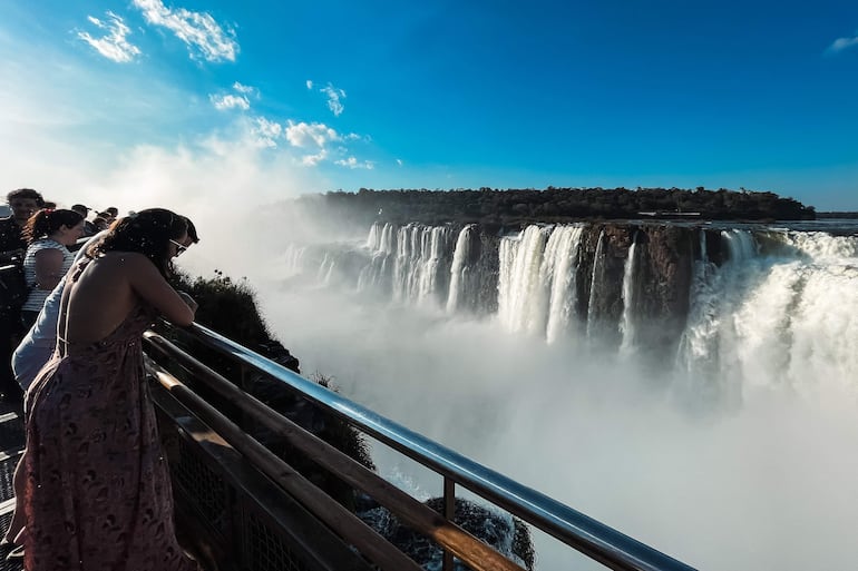 Los visitantes pueden apreciar las cascadas desde miradores panorámicos ubicados en lugares estratégicos.