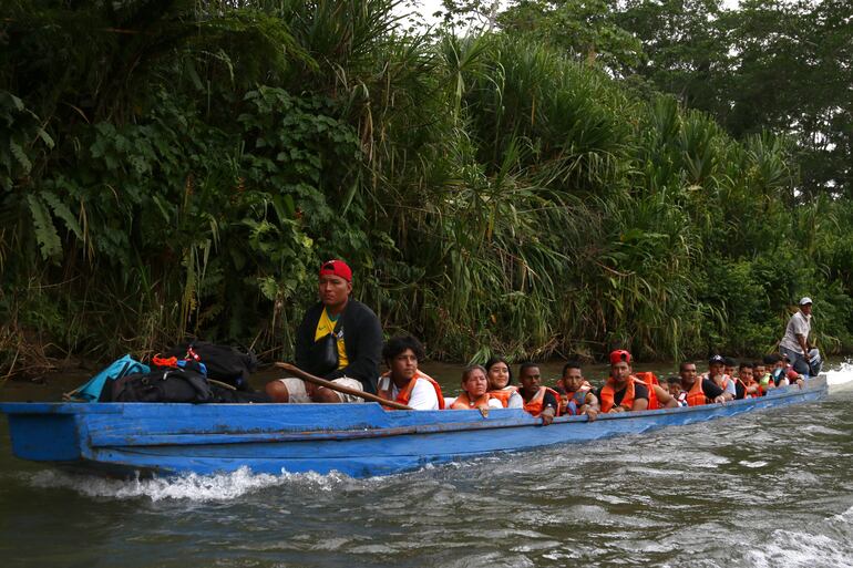 Fotografía del 8 de octubre de 2024 de migrantes transportándose en una lancha por el rio Turquesa desde el pueblo de Bajo Chiquito al centro de recepción migratoria de Lajas Blancas (Panamá). Fracturas, falta de agua, alimento. 