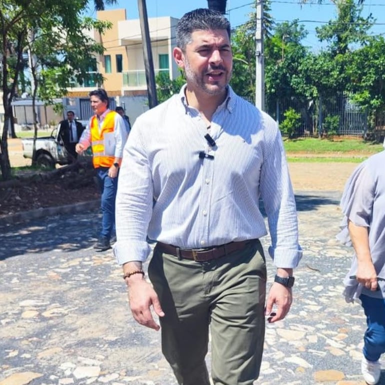 El intendente de Asunción, Óscar “Nenecho” Rodríguez, recorriendo sus obras municipales.