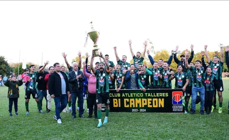 Gustavo Martínez, capitán del Club Talleres Atlético alza la Copa de bicampeón.