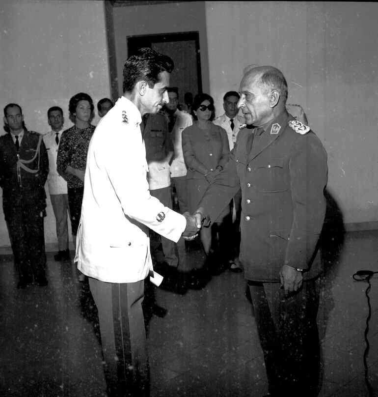 El general Patricio Colmán (derecha) estrecha la mano de un militar extranjero condecorado en 1970.