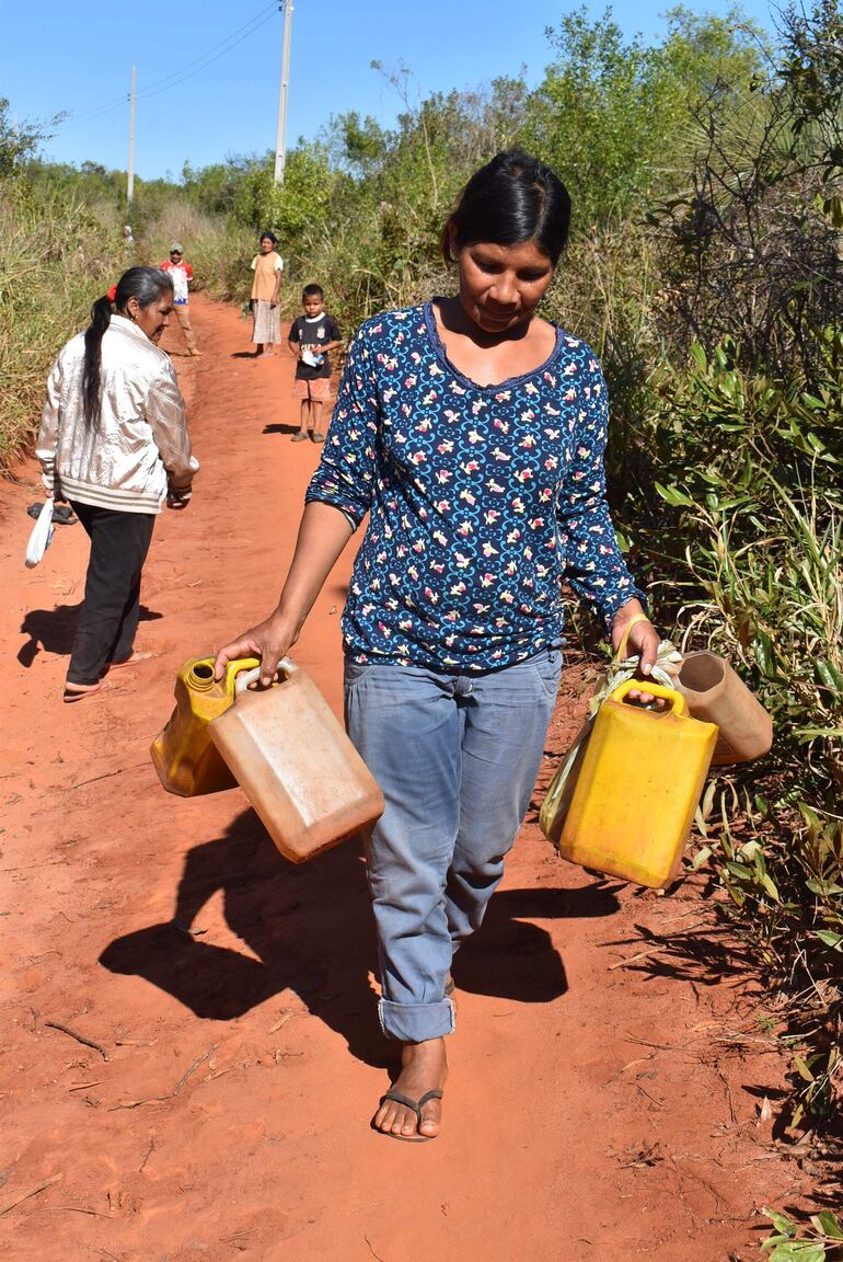 
Ambas comunidades indígenas beben agua del arroyo Tapiracuái por la falta de un sistema de agua potable 