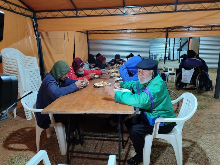 Aparte del resguardo del frío, las personas reciben un plato de comida en el albergue de la SEN.
