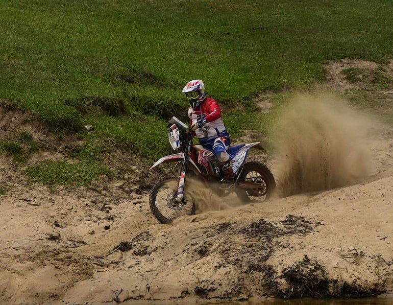 Gran carrera hoy del piloto de Lolita (Chaco), Gido Krahn, que se encuentra al frente en motos.