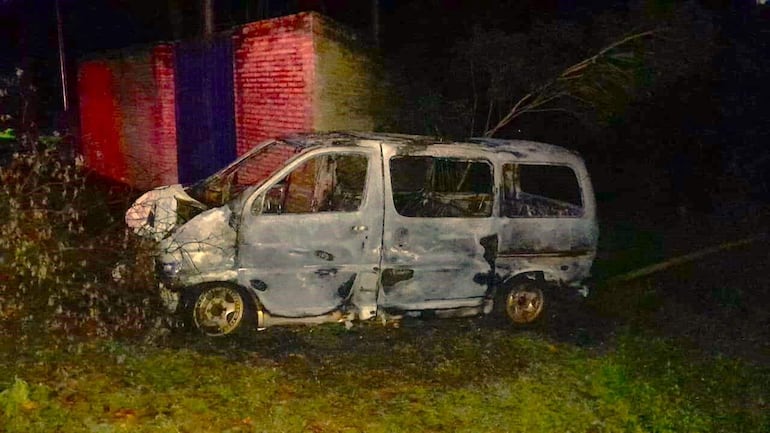 Vehículo se incendia tras choque por un árbol en Ybycuí.