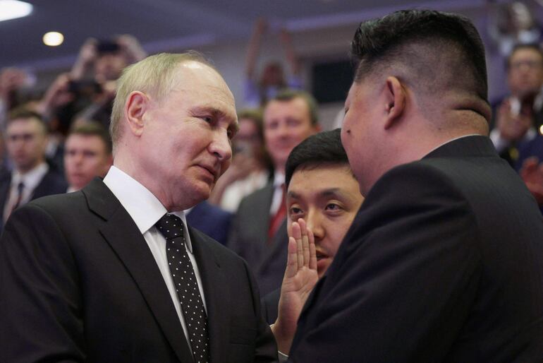 El presidente de Rusia, Vladimir Putin (i) es recibido por el líder norcoreano, Kim Jong Un. 