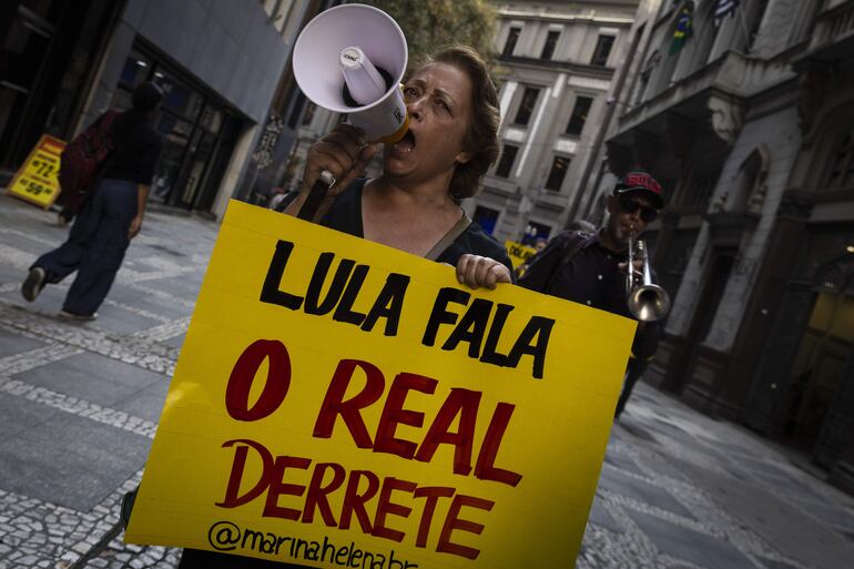 Manifestantes realizan un entierro simbólico del real, moneda brasileña, en protesta contra las acciones del gobierno, en el centro de São Paulo (Brasil).