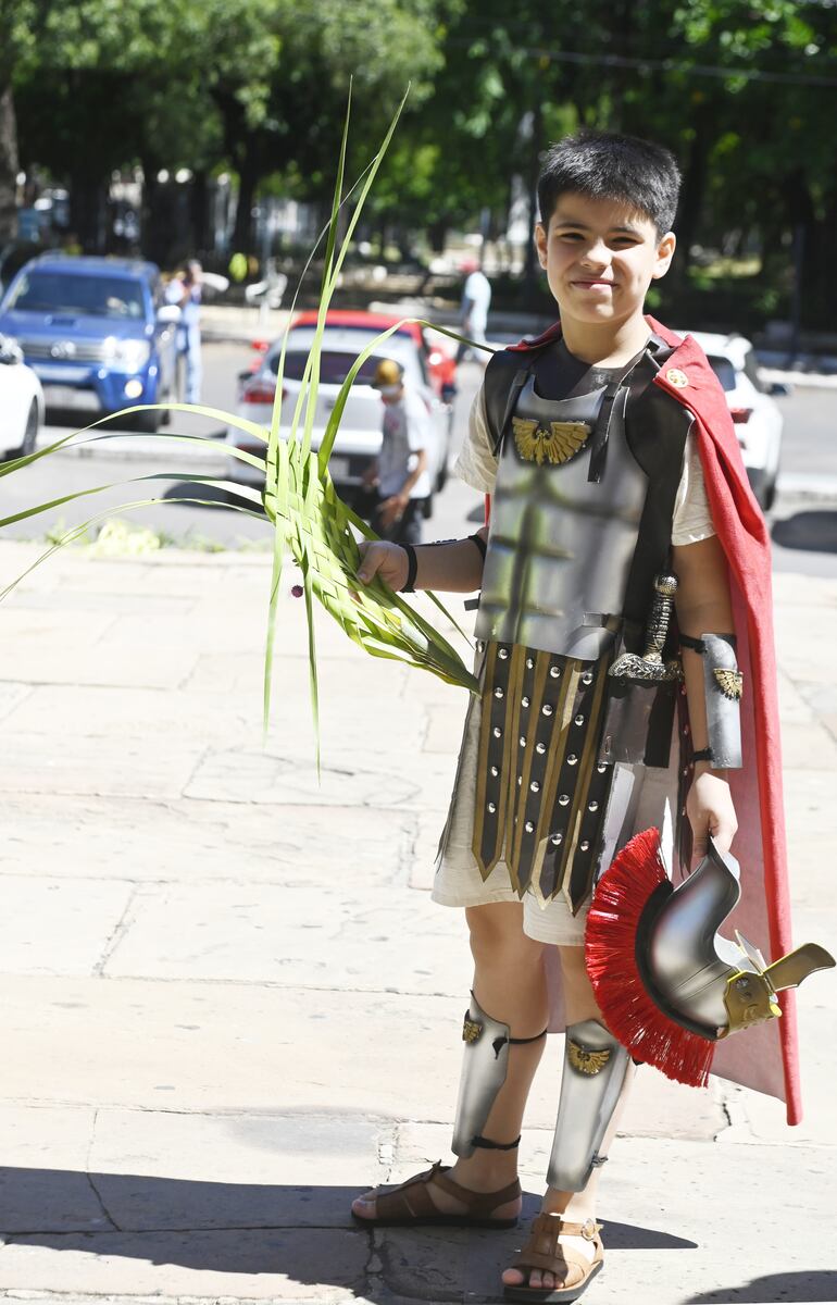 Niño con los atuendos de un soldado romano en la explanada de la Catedral el Domingo de Ramos.