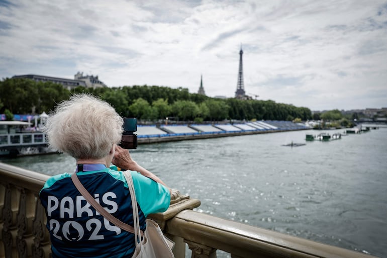 Un voluntario fotografía el río Sena desde el Puente de los Inválidos, en París. 