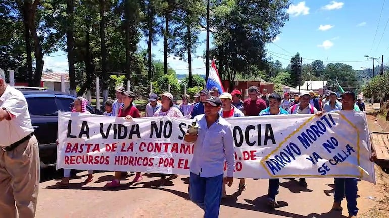 Productores de yerba mate y mineros de Paso Yobai en conflicto por supuesta contaminación