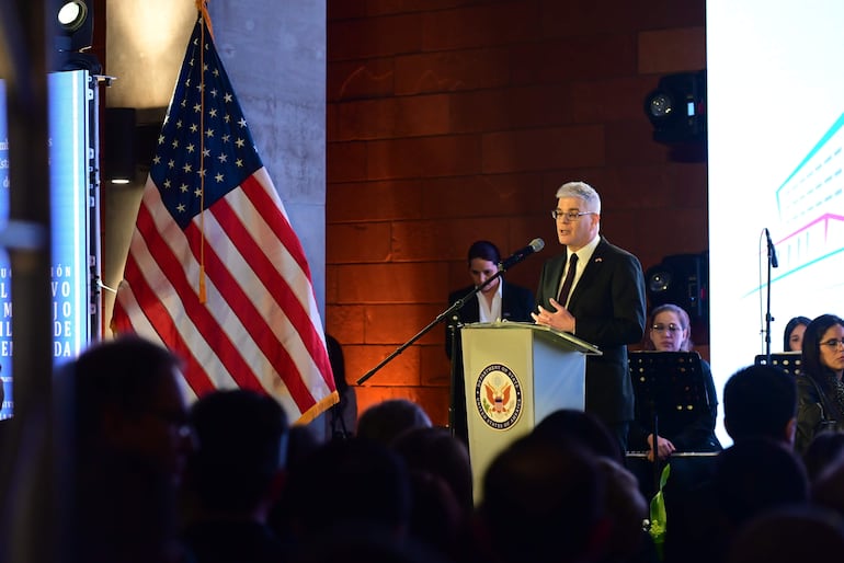 El embajador de Estados Unidos en Paraguay Marc Ostfield se dirige a los asistentes a la inauguración de la embajada de Estados Unidos en Paraguay.