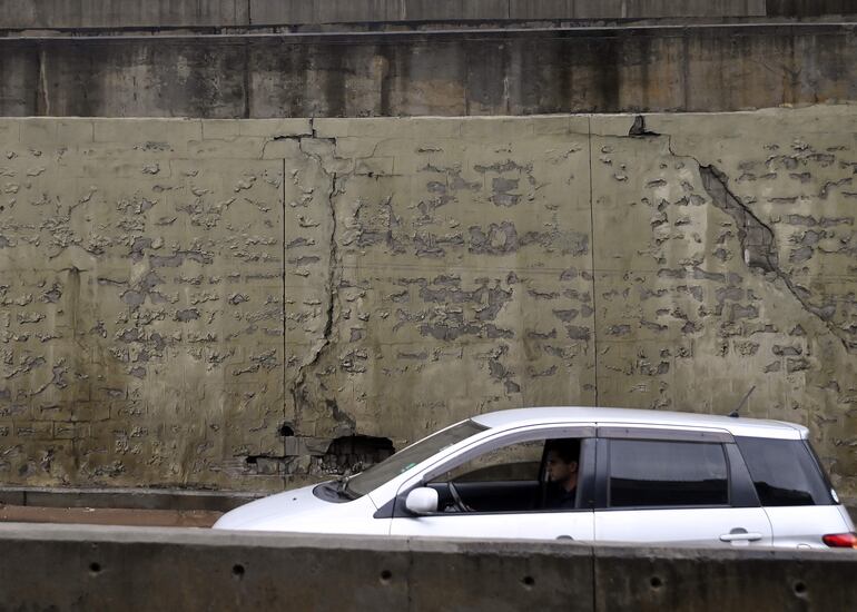 El MOPC está reparando la pared del túnel del "superviaducto". 