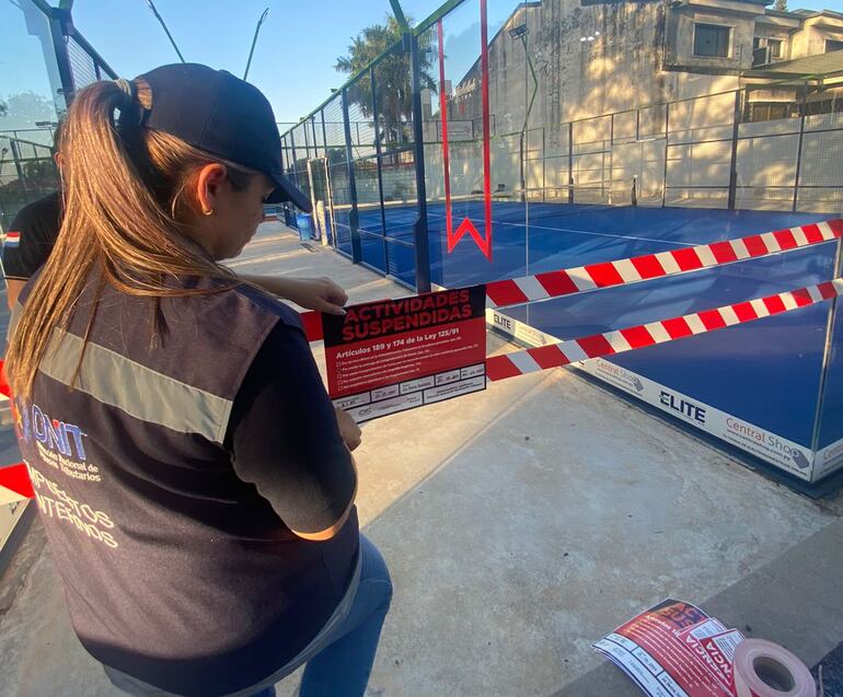 Suspensión temporal del complejo de pádel.