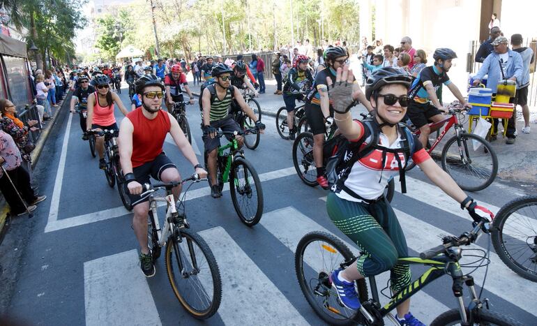 Cientos de ciclistas participaron ayer del  “Día mundial sin auto” con un paseo que tuvo un recorrido por varias calles y avenidas de Asunción.