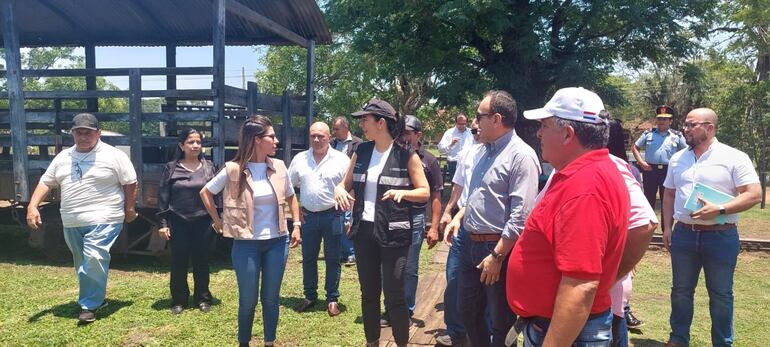 La ministra de Obras Públicas, Claudia Centurión, acompañada de la gobernadora Norma Zárate de Monges y el intendente local Ariel Monges en la ex estación de tren, que quieren acondicionar para fin de año.