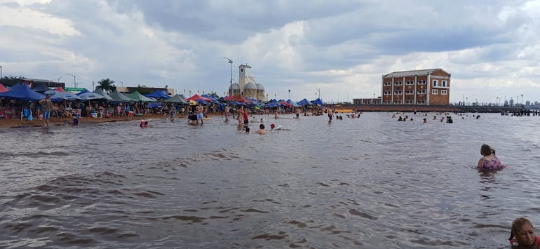 Lluvias en Encarnación no aguaron los planes de playa.