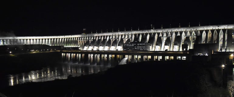 La majestuosa represa hidroeléctrica Itaipú.