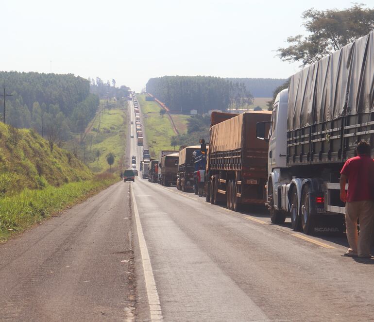 Fila de vehículos sobre la ruta PY08 en San Pedro.