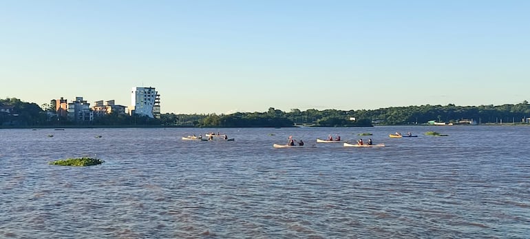 Jóvenes utilizan el embalse de los arroyos Potï-y y Kuri’y como cancha de entrenamiento, en medio de algas y camalotes y agua sucia.