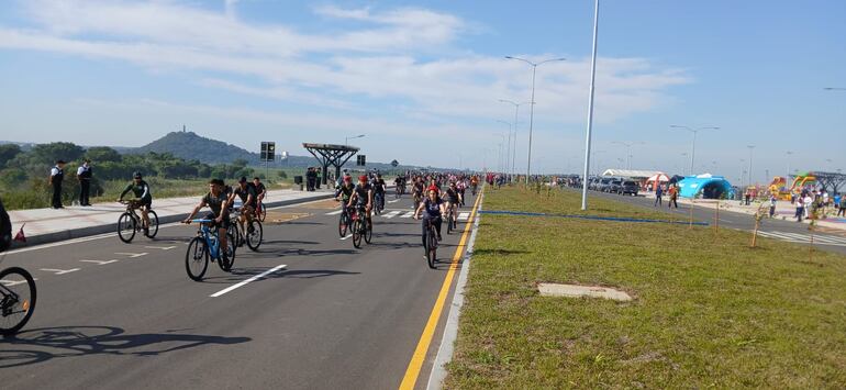 Ciclistas en la Costanera Sur.