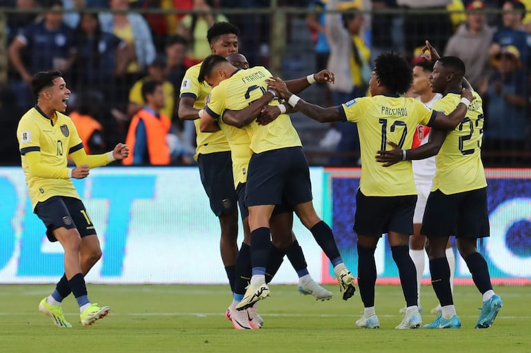 Los jugadores de Ecuador celebran el gol de Enner Valencia en el partido frente a Perú por la octava fecha de las Eliminatorias Sudamericanas 2026 en el estadio Rodrigo Paz Delgado, en Quito, Ecuador. 
