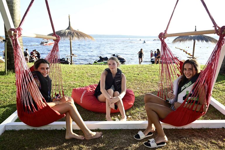 Sofia Acevedo, Penélope Schumaker y Paula Lezcano.