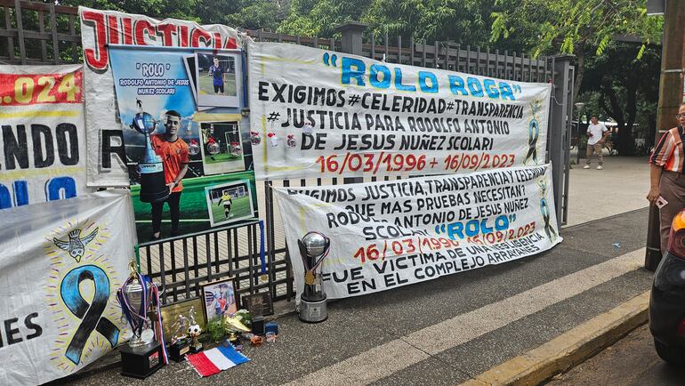 Con pasacalles, pancartas e imágenes de la víctima los familiares de Rolo Núñez pidieron justicia por la muerte del joven en el complejo Arrayanes.