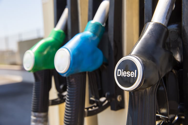 Una persona carga combustible en una estación de servicio.