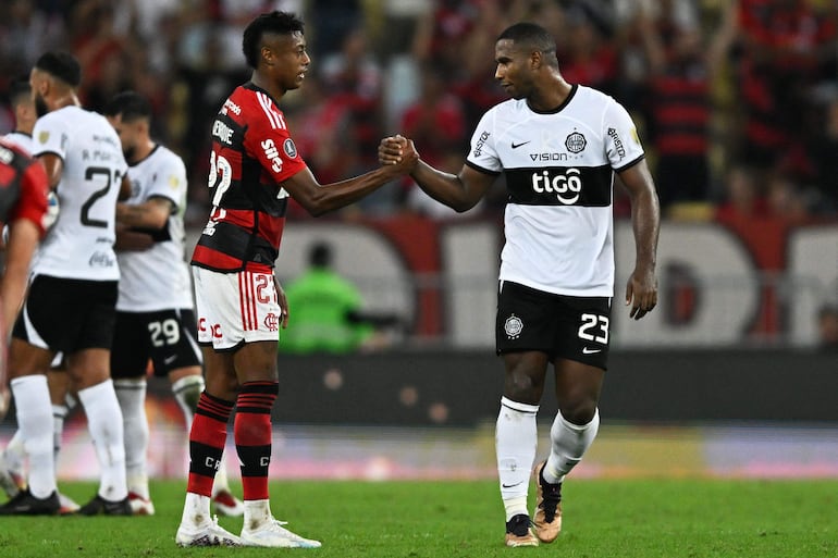 Bruno Henrique (i), jugador de Flamengo, y Jhohan Romaña, futbolista de Olimpia, se saludan después del partido de ida de los octavos de final de la Copa Libertadores en el estadio Maracaná, en Río de Janeiro, en Brasil.