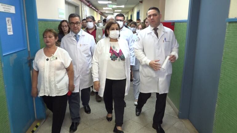 La senadora Esperanza Martínez, durante su recorrido en el IPS Central.