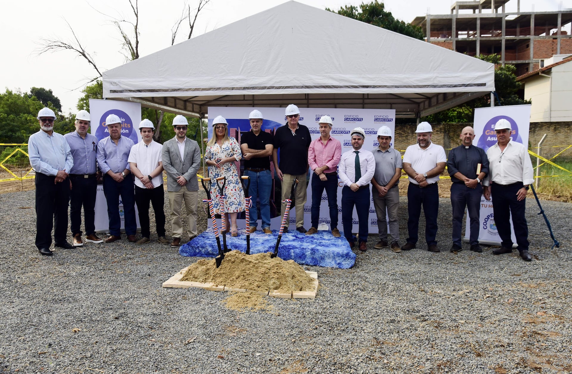 La palada inicial del Edificio Garicoits se realizó con motivo de celebrar los 24 años de la Cooperativa Multiactiva Exa San José Ltda. (Coopexsanjo).