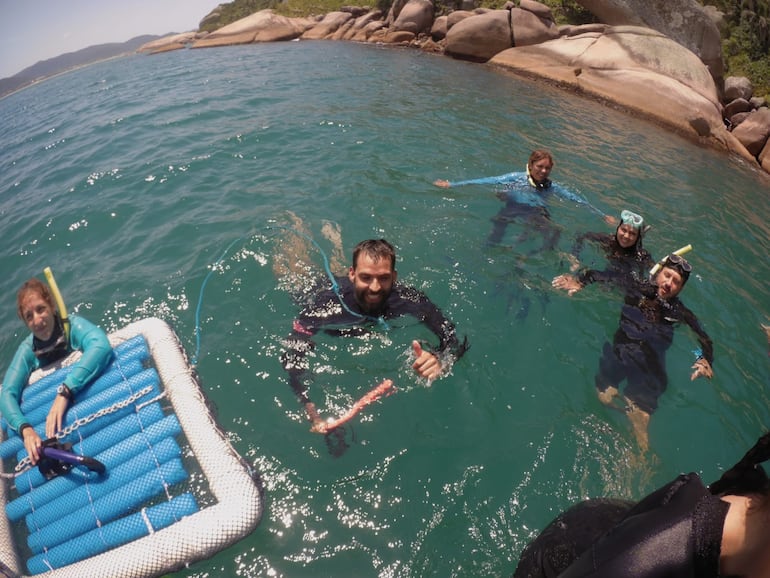 Turistas realizando buceo en la Ilha do Campeche de Floripa.