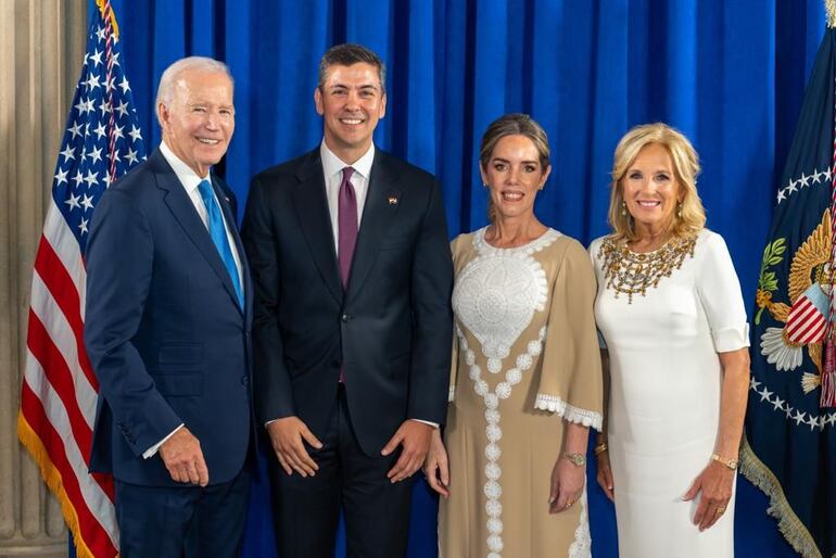 Los presidentes de Estados Unidos y Paraguay Joe Biden y Santiago Peña y sus esposas, Leticia Ocampos y Jill Biden, en Estados Unidos.