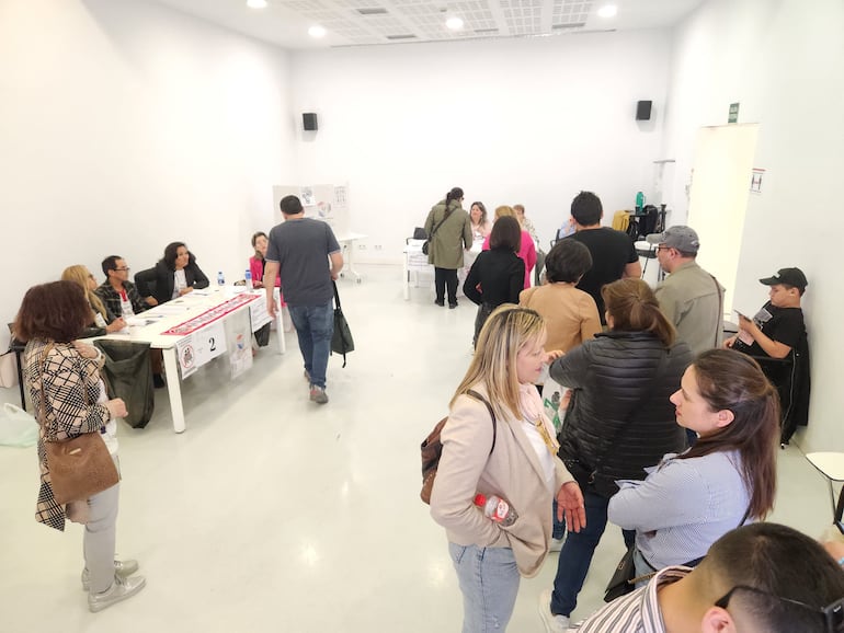 Paraguayos votan en local electoral de Bilbai, España.