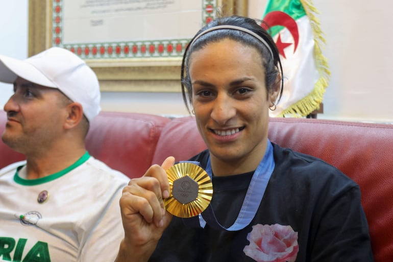 La boxeadora olímpica Imane Khelif con su medalla de oro.