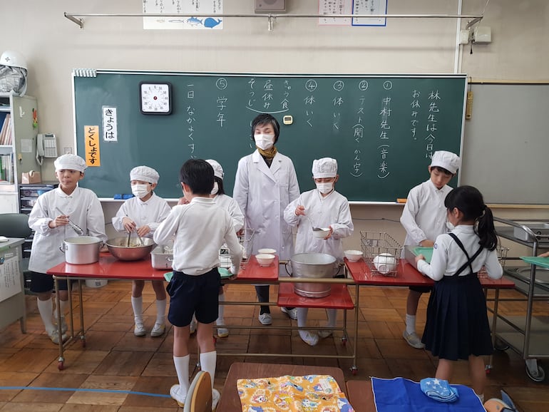 Bajo la supervisión de un adulto, los propios alumnos designados se encargan de servirle la comida a sus compañeros.