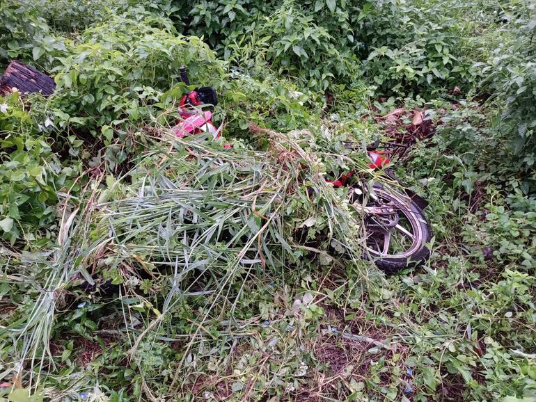 Una de las motos, la Taiga roja, estaba escondida al costado de una calle vecinal y tapada con ramas.