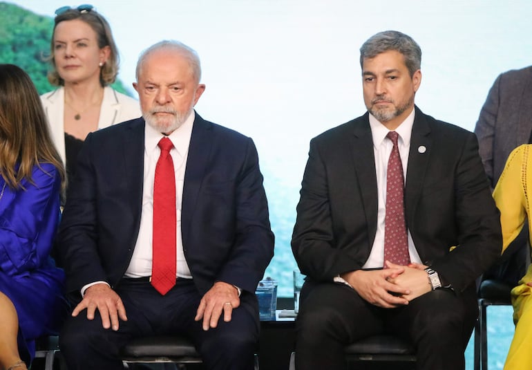 El presidente de Brasil, Luiz Inácio Lula da Silva, y el presidente de Paraguay, Mario Abdo Benítez, en la hidroeléctrica de Itaipú, en Foz de Iguazú (Brasil).