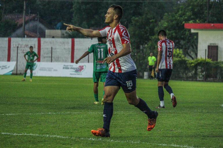 Ronaldo Galeano celebra el tanto de apertura en el marcador ayer en Villa Hayes. (Foto: APF)