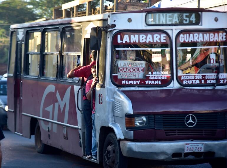 Pasajeros viajan en la estribera del bus, sin garantías de ningún tipo. 