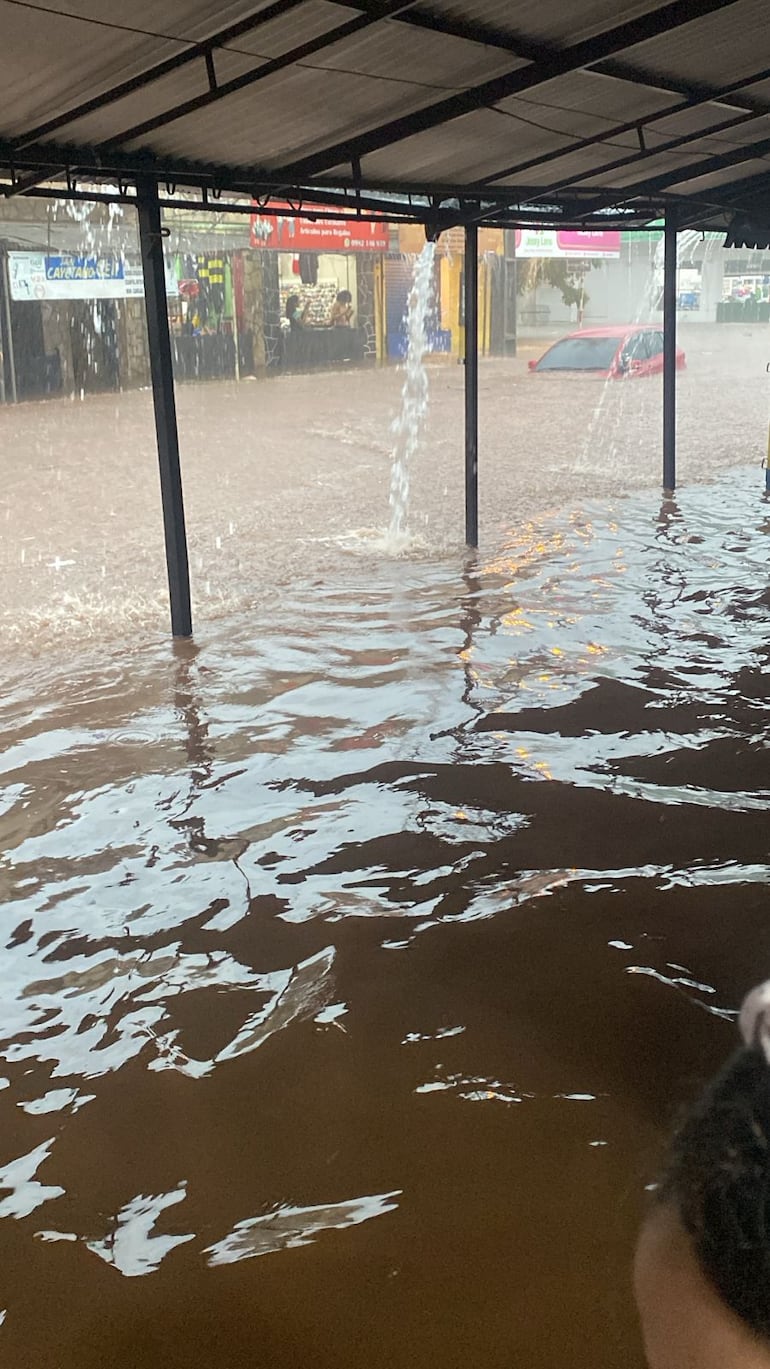 La inundación se instaló en varias partes del mercado de Luque.