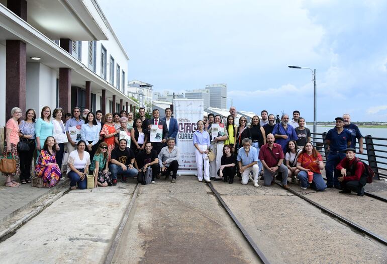 Todos los asistentes al lanzamiento de la Feria Chacú-Guaraní, ayer en el Puerto de Asunción.