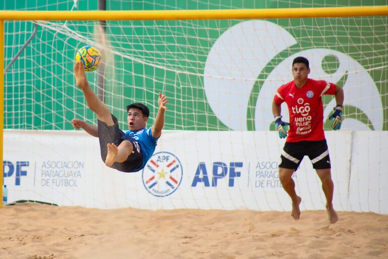 Thiago Barrios ensaya una chilena ante el portero Joao Rolón en la práctica albirroja.