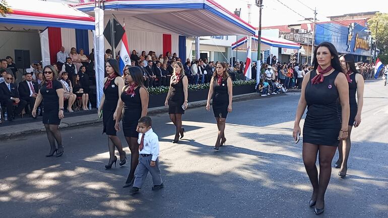 El plantel docente de algunas instituciones desfilaron con toda su gala.