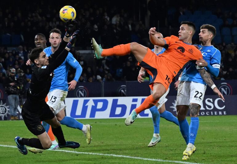 Salto acrobático de Lautaro Martínez en procura del balón ante la salida del arquero del Napoli, Alex Meret, durante el partido que Inter ganó ayer 3-0.