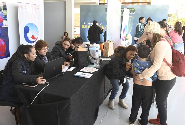 Vacunatorio en el stand del Ministerio de Salud en la Expo