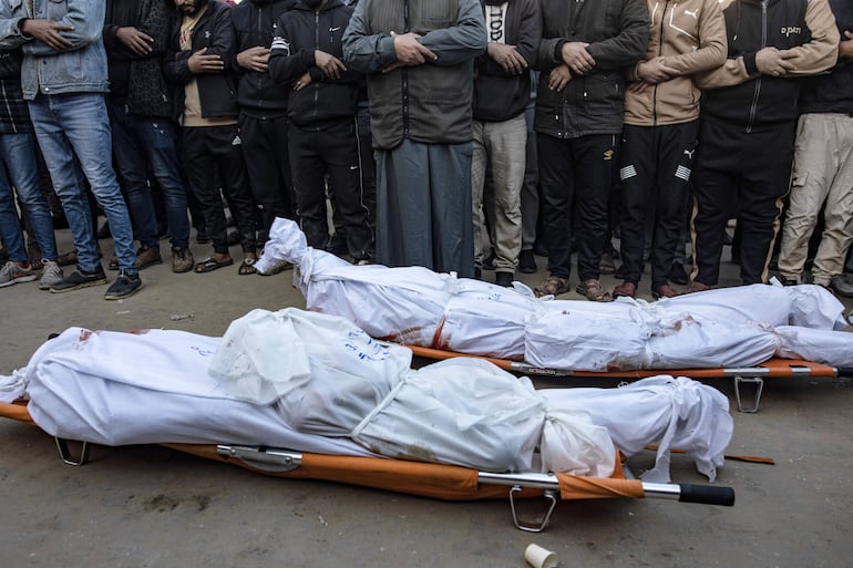 Cuerpos de personas fallecidas en el bombardeo israelí a la escuela de la UNRWA en Jan Yunis.