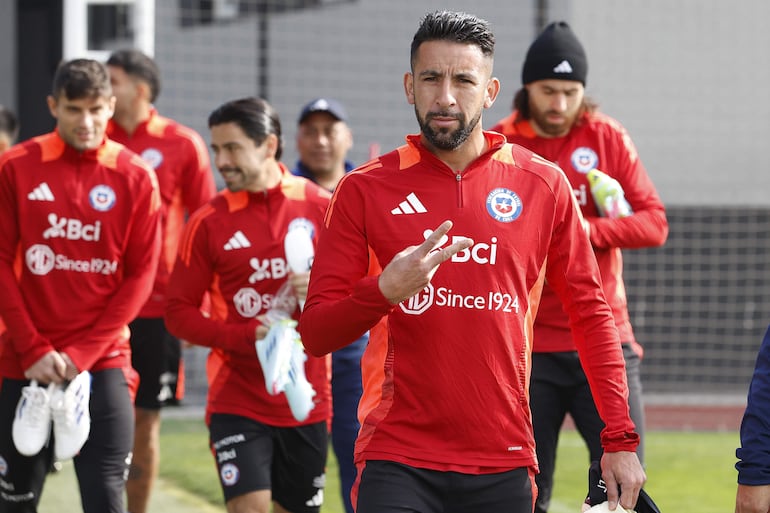 Mauricio Isla, jugador de la selección de Chile, en el entrenamiento del plantel antes del partido frente a Argentina por las Eliminatorias Sudamericanas 2026. 